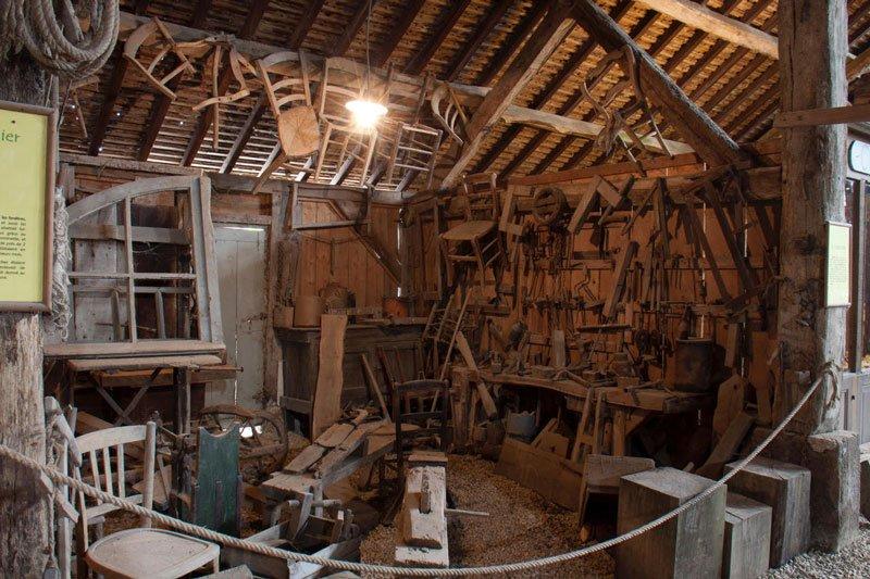 La grange d'antan et ses boutiques de métiers d'autrefois